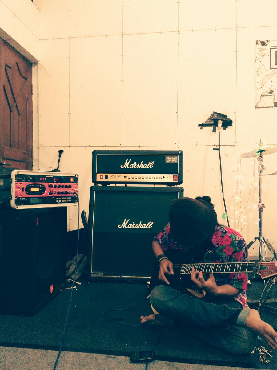 Simak salah satu kegiatan malam saudara kami guys! Lets laugh :)