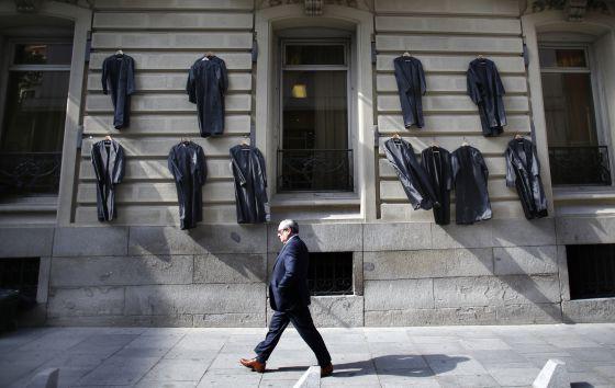 el_pais_madrid's tweet photo. Los abogados del turno de oficio cuelgan las togas http://t.co/Fn6ESC1L9S por @FJBARROSO1973 http://t.co/jNhzdbf5tf