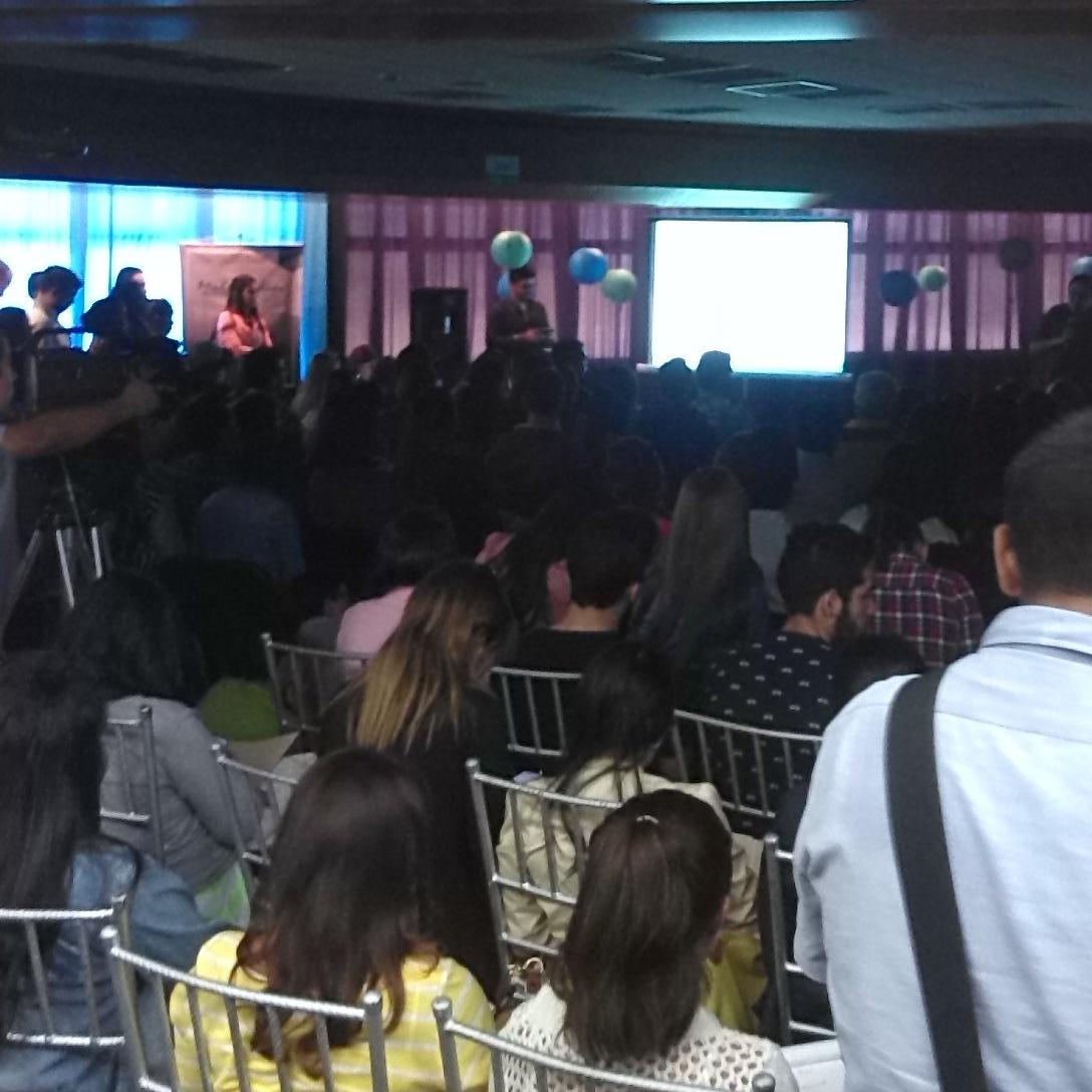 XamCabrera's tweet photo. #EnDirecto @enREDate_SM derriba algunos mitos en torno al #CommunityManager y las #RedesSociales con @o_ollarves http://t.co/0LJXh74Ez6