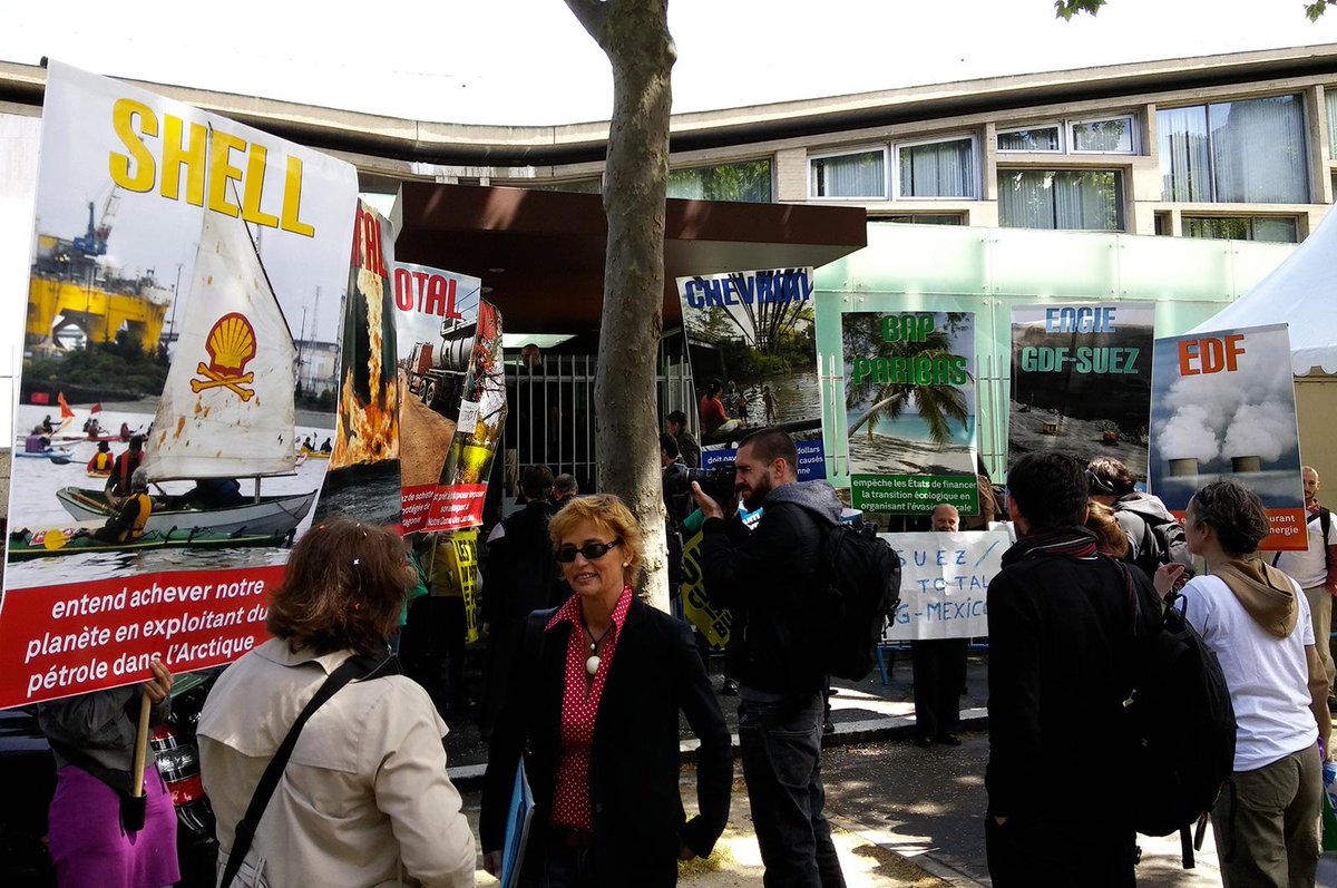attac_fr's tweet photo. Le vrai visage des fossoyeurs du  climat : Shell, Total, Vinci, BNP,  Chevron, ENGIE et EDF au #BClimateSummit #COP21 http://t.co/RCOqVglf03