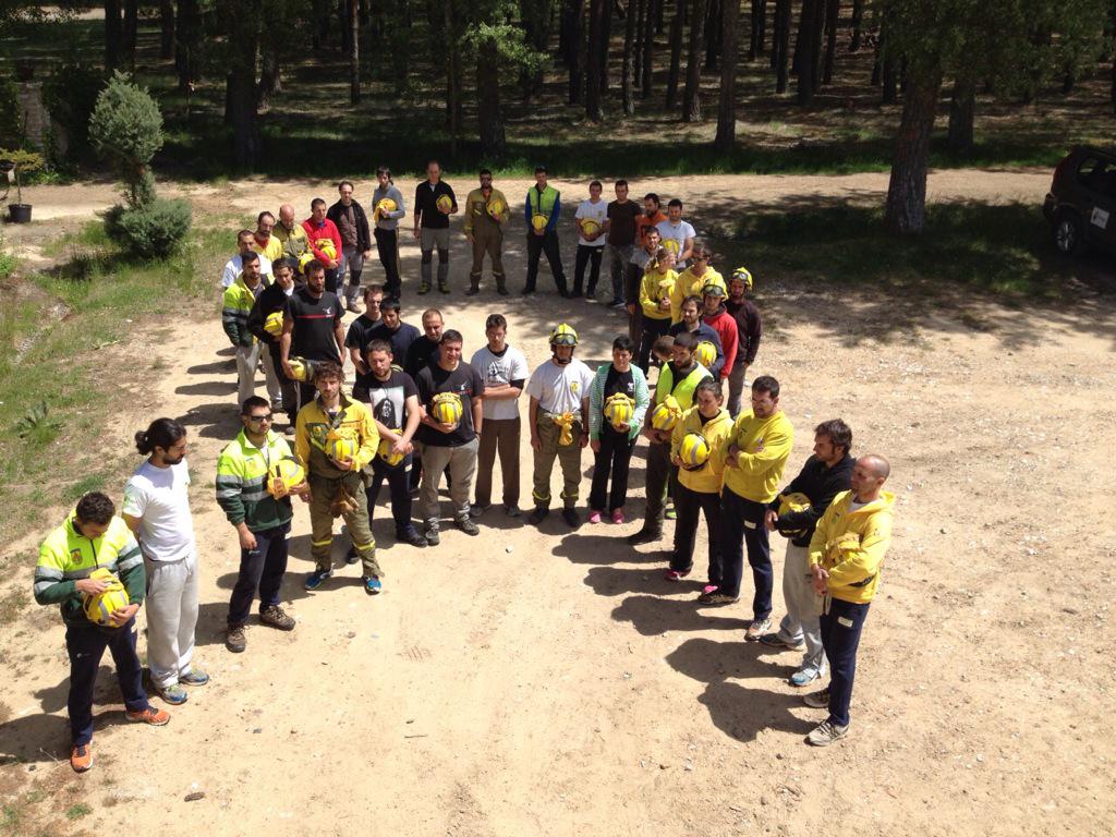 briflubia's tweet photo. @briflubia homenaje a nuestros compañeros fallecidos en accidente de tráfico de #Geacam D.E.P #BomberosForestales http://t.co/ggX392zyzB