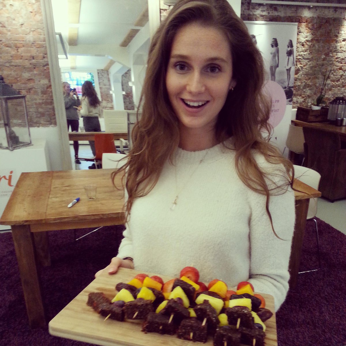 MCPRamsterdam's tweet photo. Yummieeee Anouchka mag vaker jarig zijn! Van harte! http://t.co/laOrNzjzJK