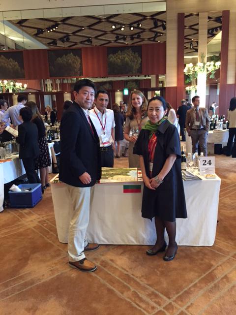 Burgozone's tweet photo. Chateau Burgozone successful presentation in Tokyo during the World's Leading Wines event this Monday 18 May. http://t.co/3CHsMicCJq