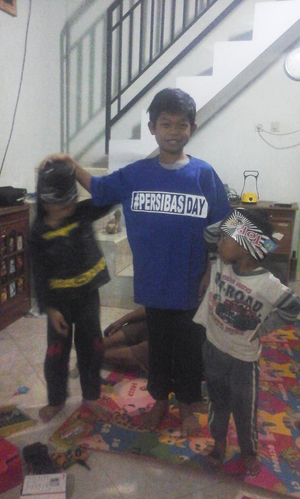 GuyonWaton's tweet photo. om ngesuk nek persibas main nonton karo aku y. Ponakanku cah @Bombastik_ID | menpora kurangturu, mbuhkapan tandinge~ http://t.co/roahrFgFlu
