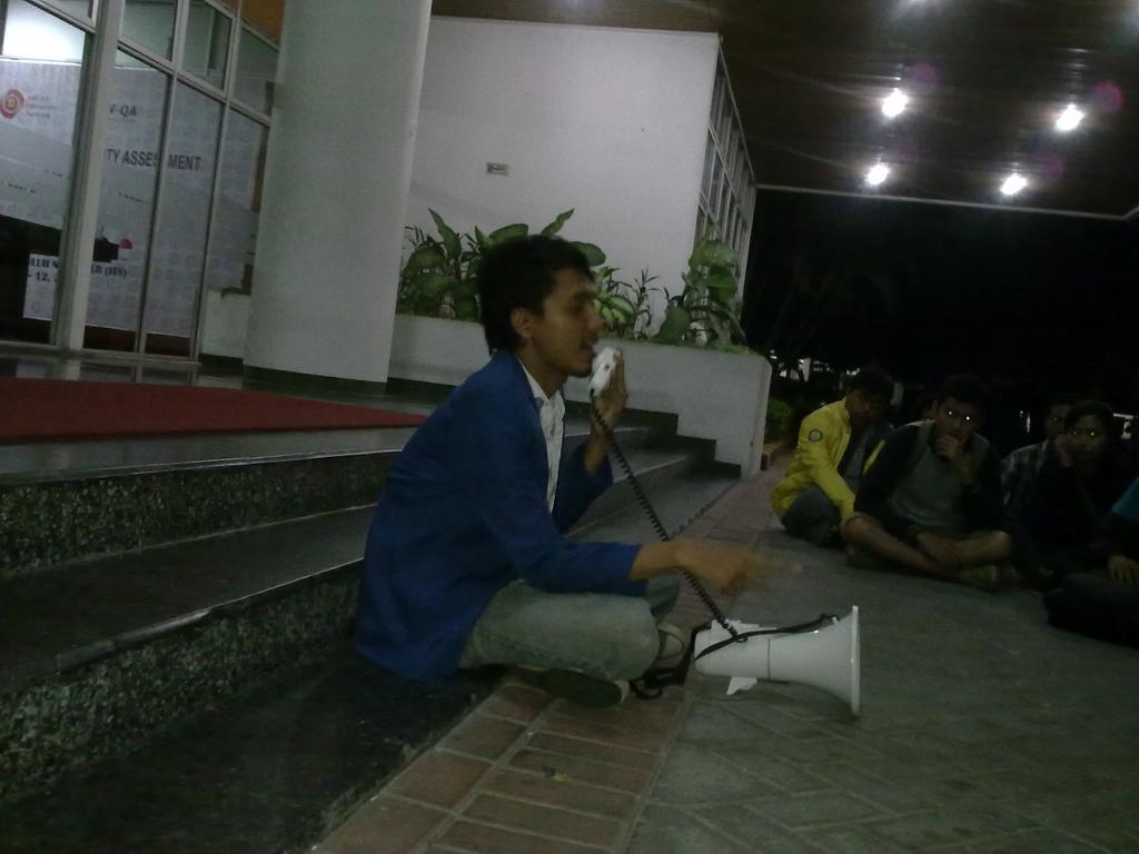 BEM_ITS's tweet photo. Selain itu Imran Ibnu Fajri selaku Presiden BEM ITS mengajak massa kampus untuk turun aksi esok hari. http://t.co/jFjc91qWqH
