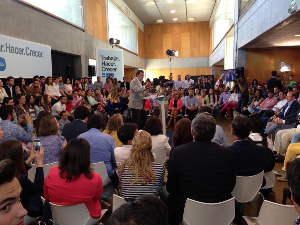 NNGGTPacheco's tweet photo. Esta mañana en el acto de jóvenes del @PPRMurcia representados por @GFM94 @Elenaflute @jcmg92 y @Jmartinalcaraz http://t.co/tmwZMStW6Y