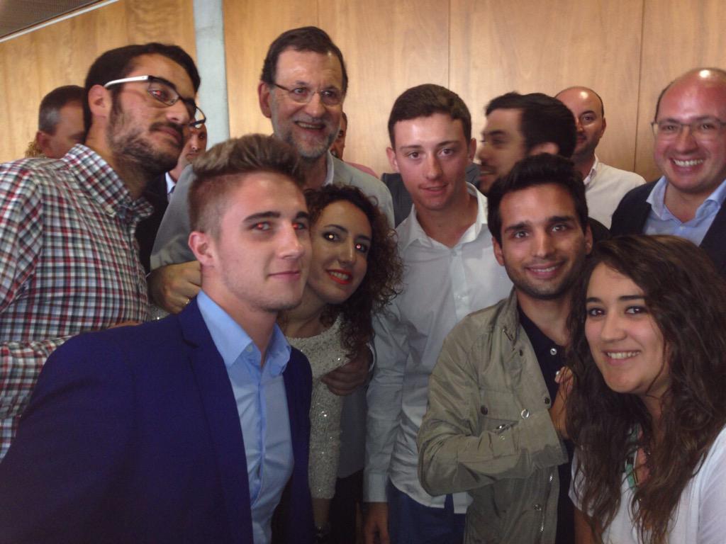 NNGGTPacheco's tweet photo. Esta mañana en el acto de jóvenes del @PPRMurcia representados por @GFM94 @Elenaflute @jcmg92 y @Jmartinalcaraz http://t.co/tmwZMStW6Y
