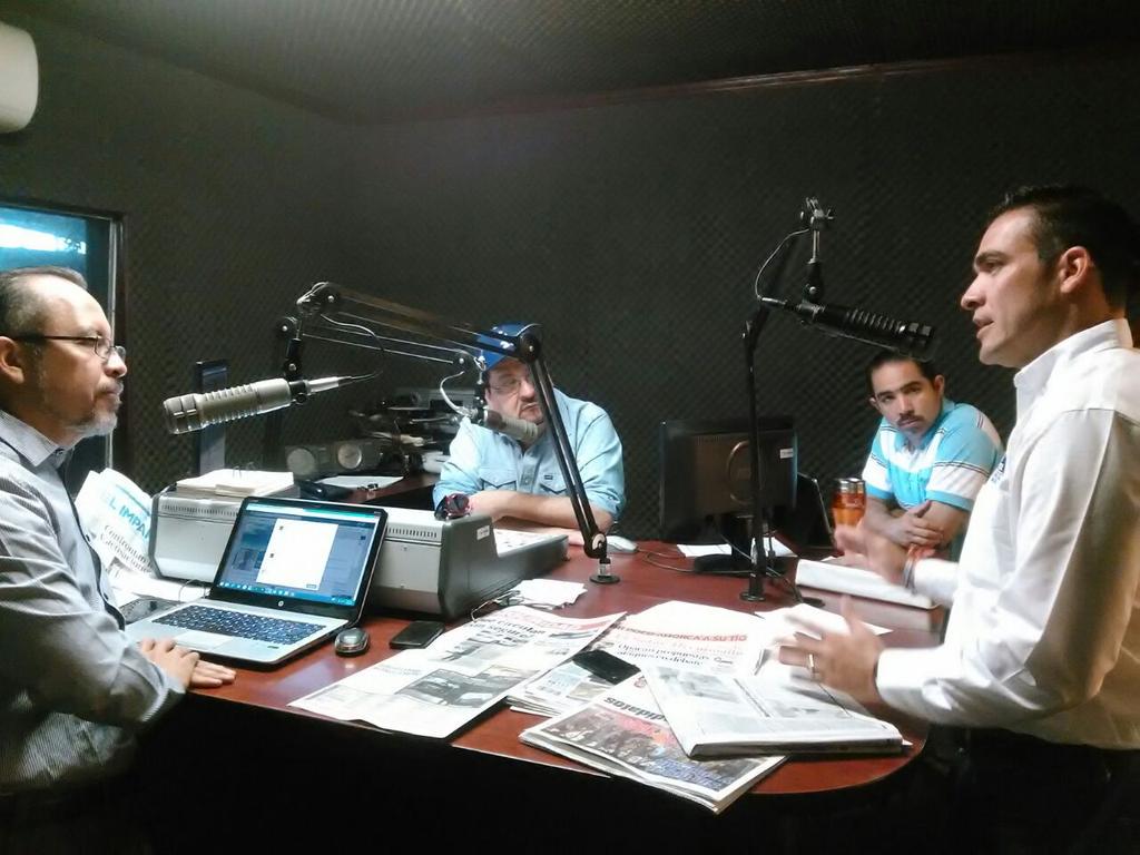 JesusMEnriquez's tweet photo. ¡Gracias @mitatachilebola @noecuriel @Barbiechola_ Willie Valencia por el espacio esta mañana #YoSiTengoUnaPropuesta http://t.co/ER8F9gCZnE