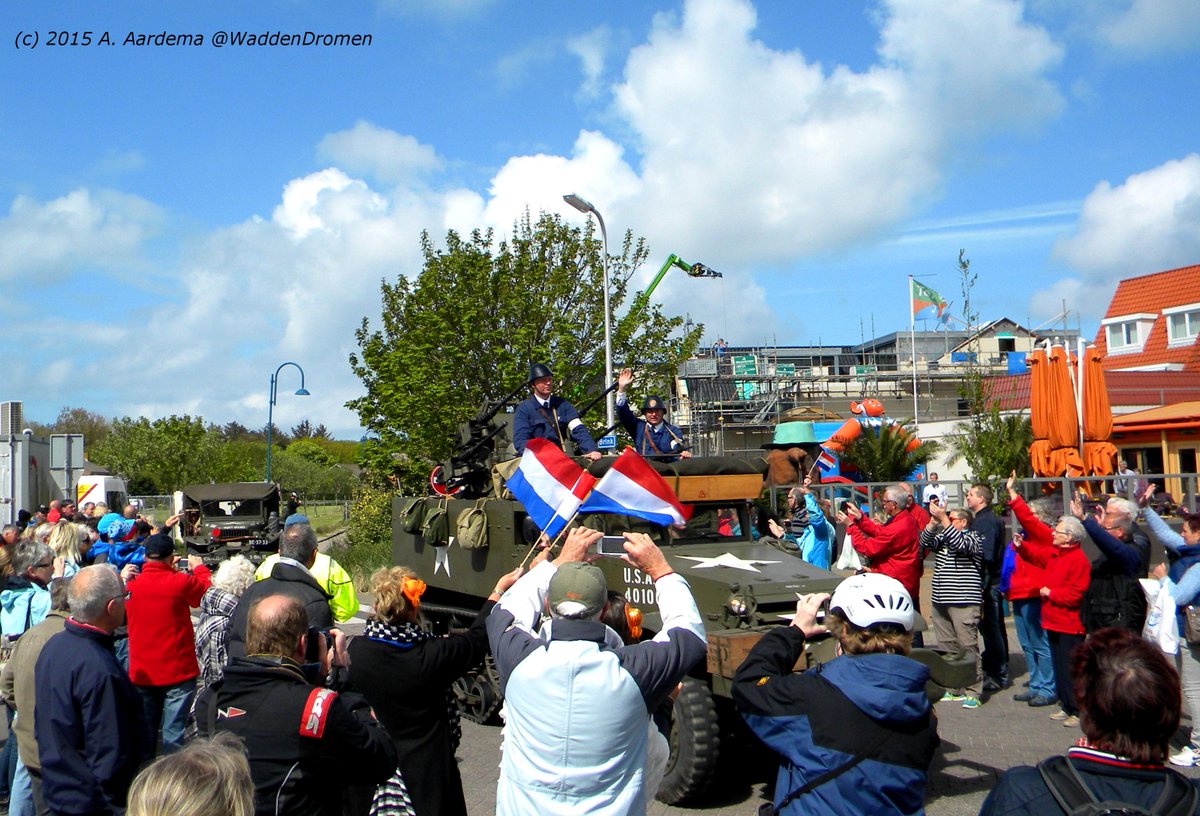 WaddenDromen's tweet photo. Een optocht van militaire voertuigen trok vanwege #Bevrijdingsdag vandaag over #Texel. Hier de binnenkomst in De Koog http://t.co/ohZ3IrK4ph