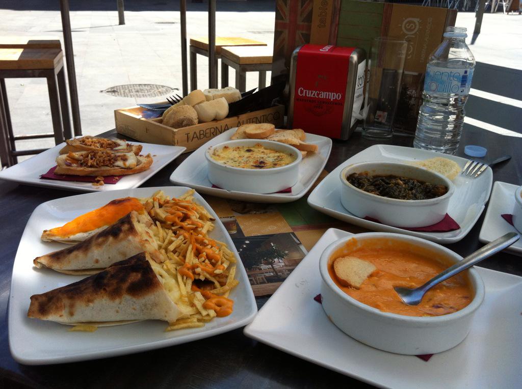 Tamaramoreno82's tweet photo. Taberna del Sur,pleno centro comidona con @xty_na86 http://t.co/gCsqd7FnJw