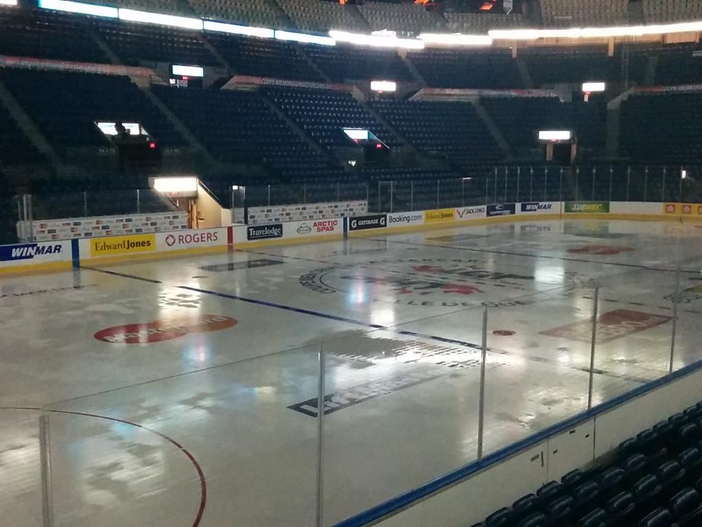 roby_stgelais's tweet photo. Le Colisée Pepsi en mode Coupe Memorial. #Memorial2015 #Remparts #lhjmq http://t.co/1ZKkRwel0G