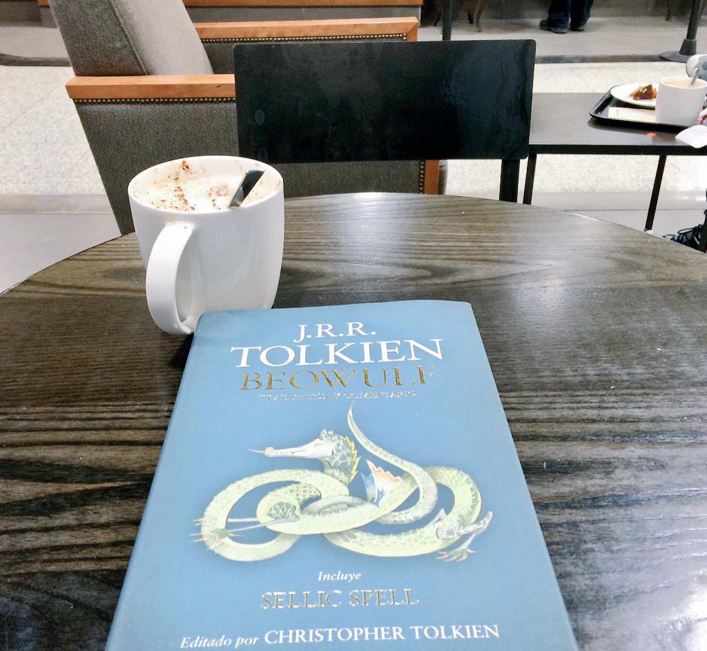 Placeres infrecuentes: comprar un libro recién salido de tu autor favorito y pedir un capuchino antes de abrirlo