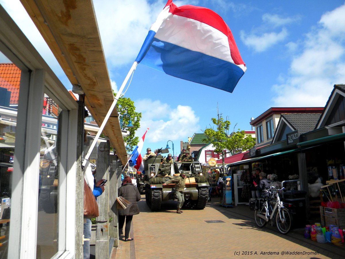 WaddenDromen's tweet photo. Voor deze tank is het passen en meten in de dorpsstraat De Koog #Bevrijdingsdag #Texel http://t.co/CyV9ry8FwD