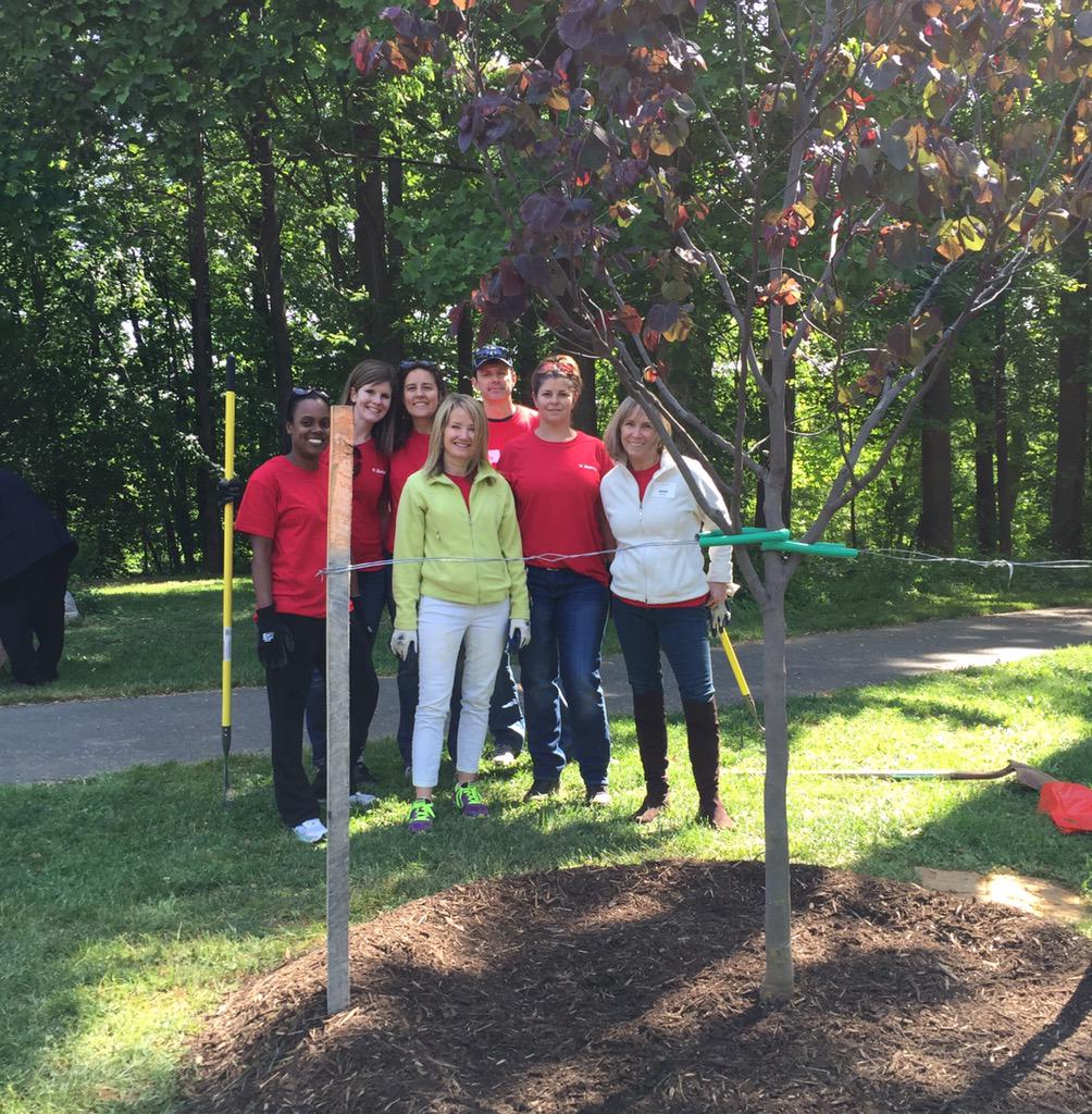 JanetWi92961485's tweet photo. Planting a tree. Community service day. #AAW #MISERVE2015 http://t.co/3QsxpeOo3z