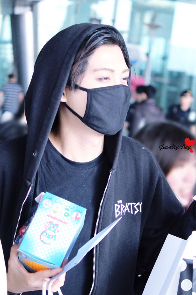 JewelryBoy_com's tweet photo. [UPLOAD] 150509 인천공항 입국 @blockbhyo #재효 #블락비 더많은 사진과 고화질은 링크에서 보세요!! http://t.co/mU5eBWocVI http://t.co/g8dAXF9fi1