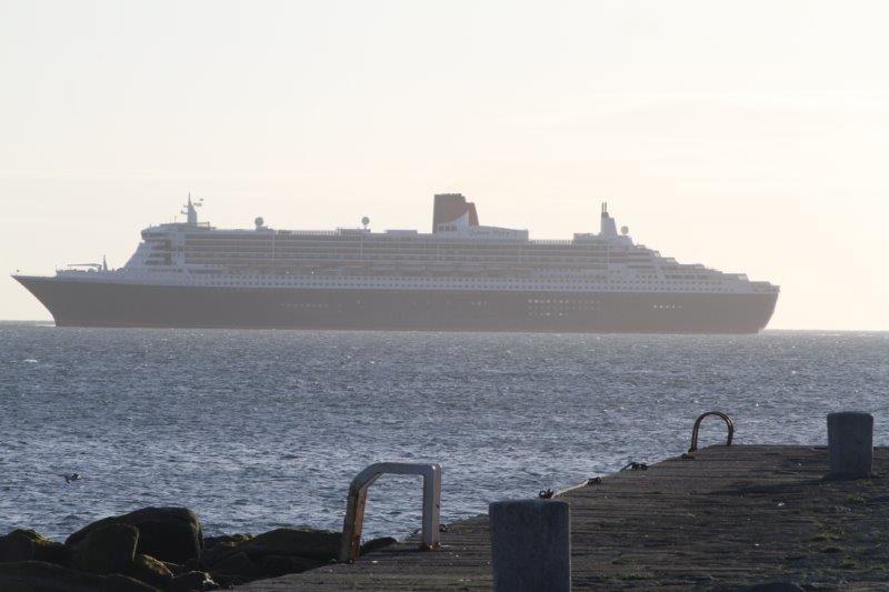TomOHiggins's tweet photo. @RMSQueenMary2 We hope you enjoyed your stop in #SunLeary today. Visit again soon #DunLaoghaire http://t.co/GuDnro0x0G