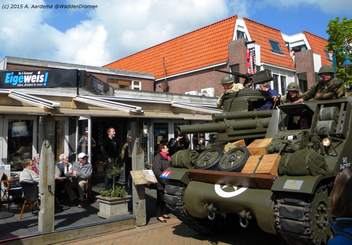 WaddenDromen's tweet photo. Tank passeert hier @EigeweisTexel #Bevrijdingsdag #Texel http://t.co/ZRjeGIetYx