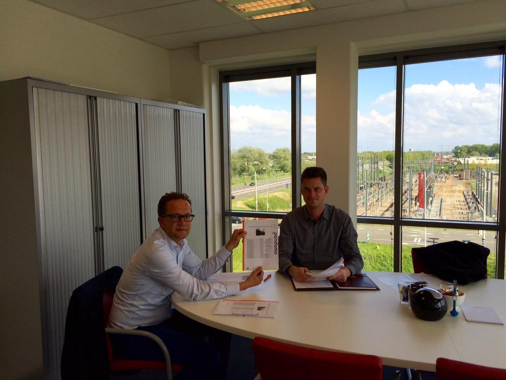 ReimondeWit's tweet photo. De notaris @lambeckharms heeft de loting verricht voor de 23 appartementen FransvanMieris voor #nijestee http://t.co/2ZIVwcCW4i