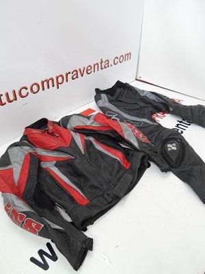 TCVTuCompravent's tweet image. Traje de moto completo IXS cuero rojo y negro. T48. 120€ tcvtucompraventa.com/motos/traje-de…