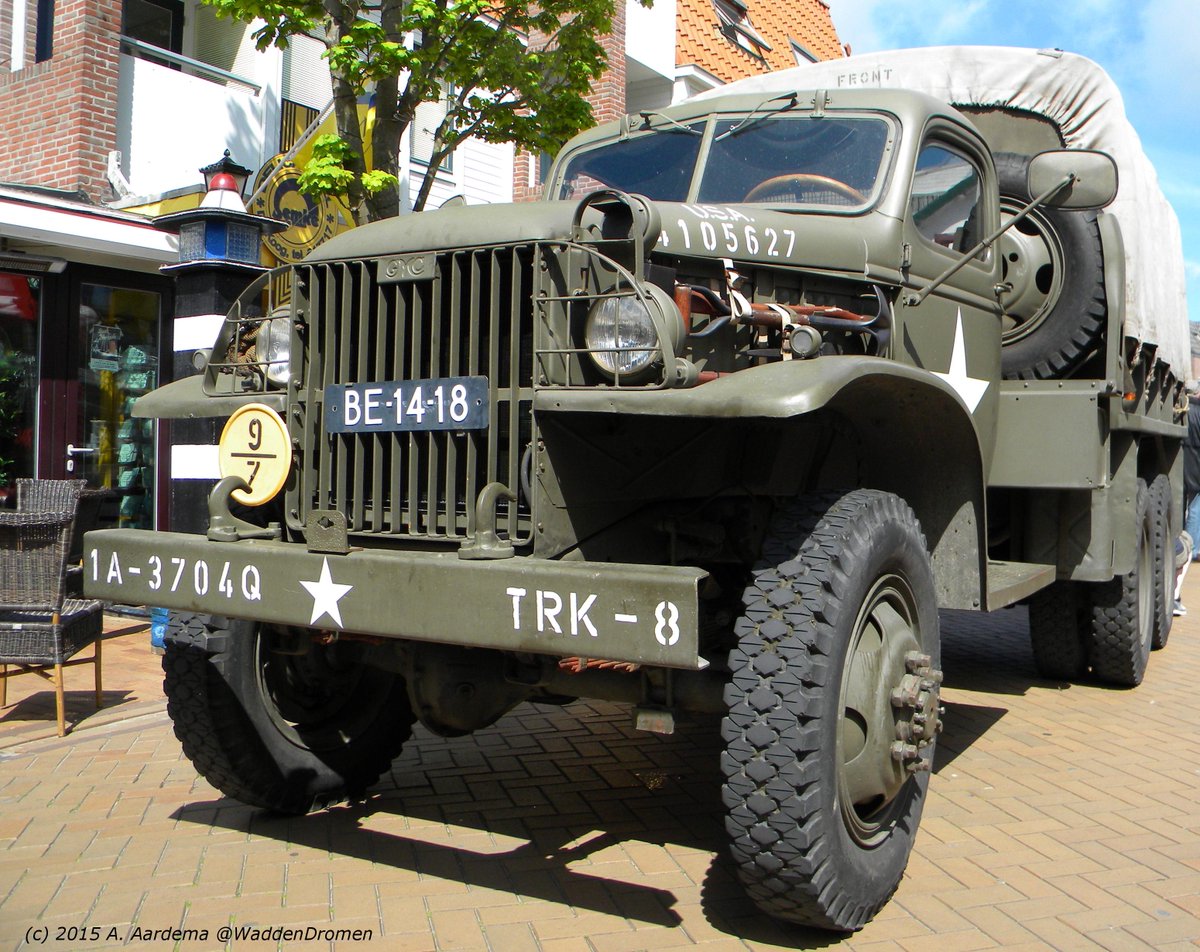 WaddenDromen's tweet photo. De gehele dorpsstraat was gevuld met schitterende voertuigen #Bevrijdingsdag #Texel http://t.co/KjqA7FKOlH