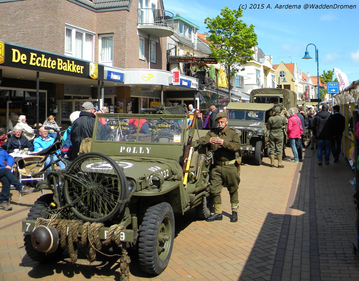 WaddenDromen's tweet photo. In de dorpsstraat wordt even een half uur halt gehouden door de parade #Bevrijdingsdag #Texel http://t.co/pzDw09fIt2