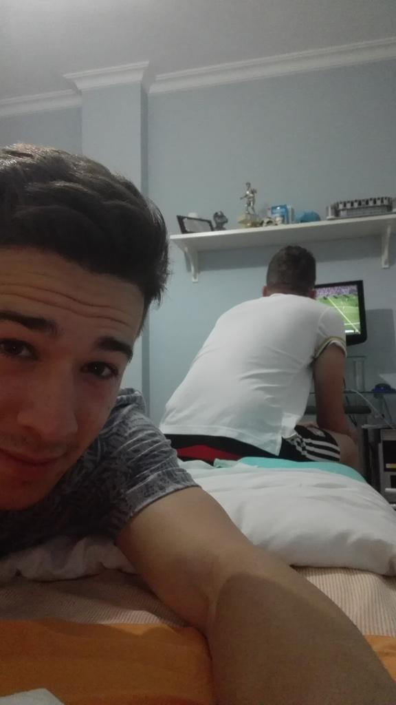 piru93's tweet photo. @cuco63 no viene a mi casa a verme, viene a enviciarse el puto oreja!! http://t.co/43GMafDNEp