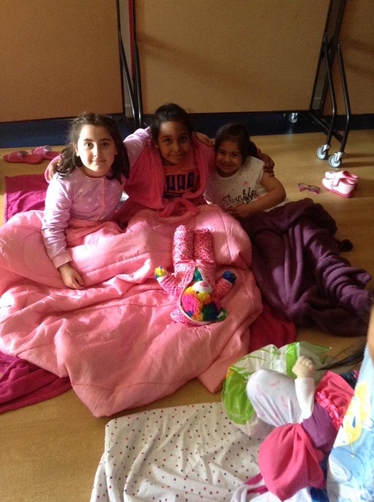 jessica_vpa's tweet photo. Settling in for the night #pyjama party #vici50 @ForbesPauline @elizabethabdela http://t.co/9t4BIkwJNA