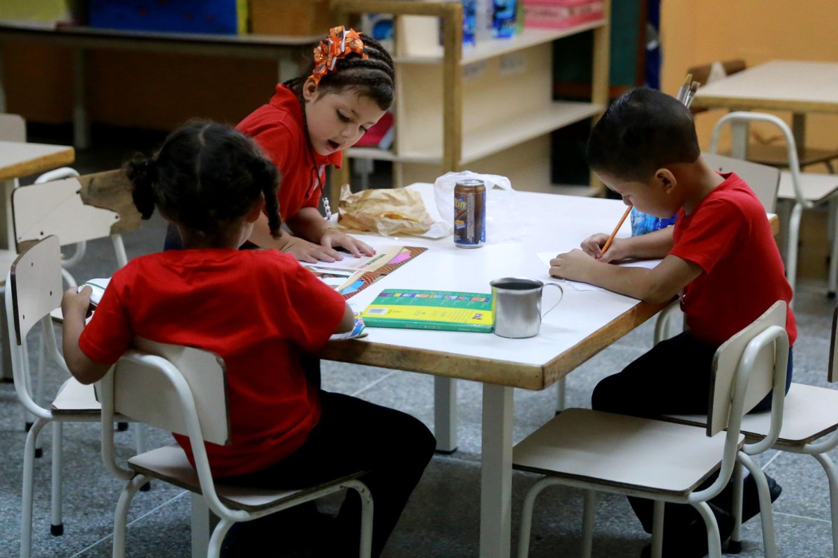 VTVcanal8's tweet photo. En escuelas promueven la Pedagogía 3000 para incentivar la paz desde la niñez http://t.co/G3z05lCWtE http://t.co/ucOhkwirUi
