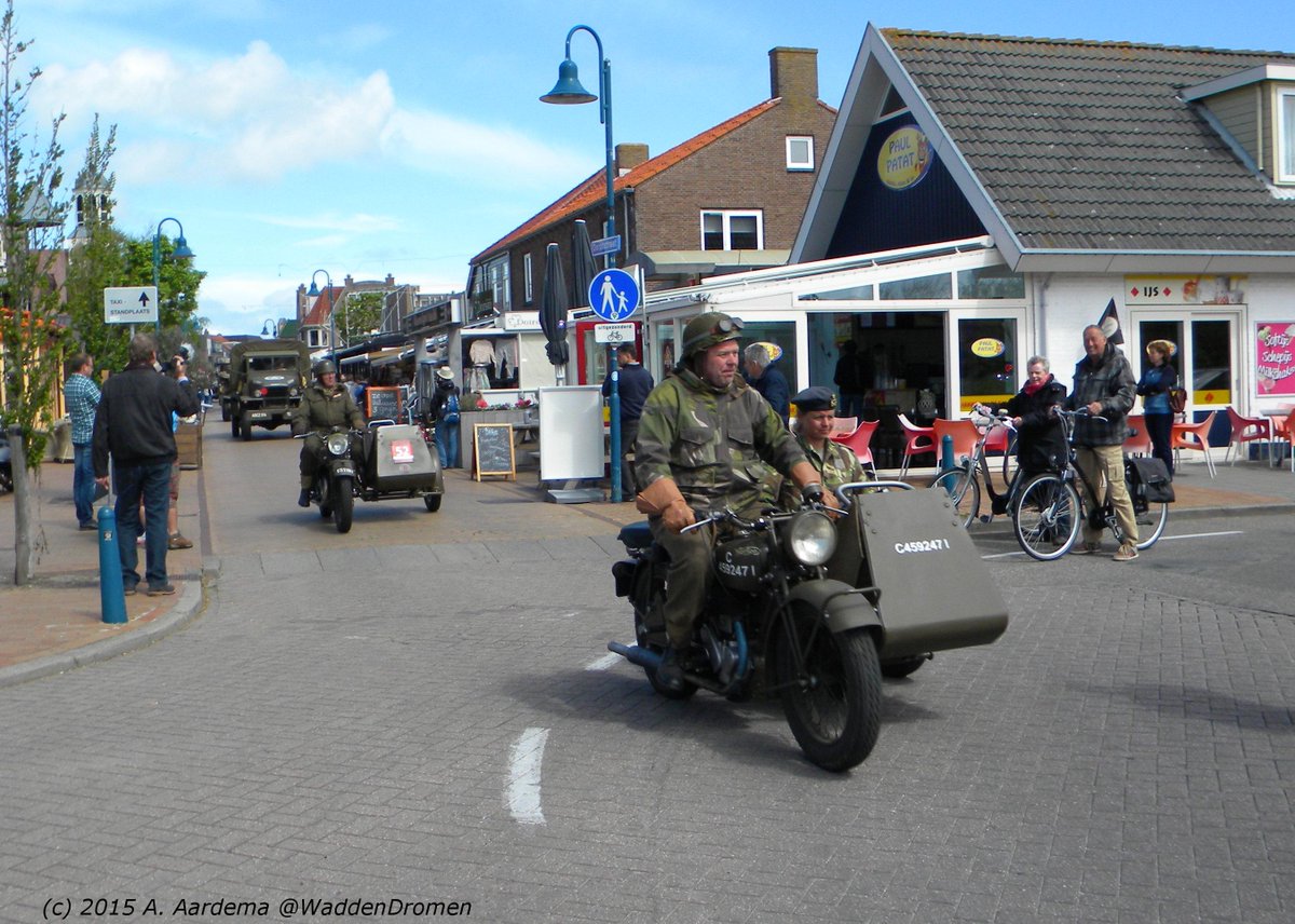 WaddenDromen's tweet photo. De militaire voertuigen vertrekken weer uit De Koog #Bevrijdingsdag #Texel http://t.co/freK0M9Lmf