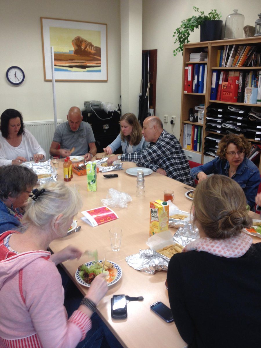 1/2Vandaag mocht het team van loc west genieten van een heerlijke lunch: veel kleine loempia's en een lekkere salade