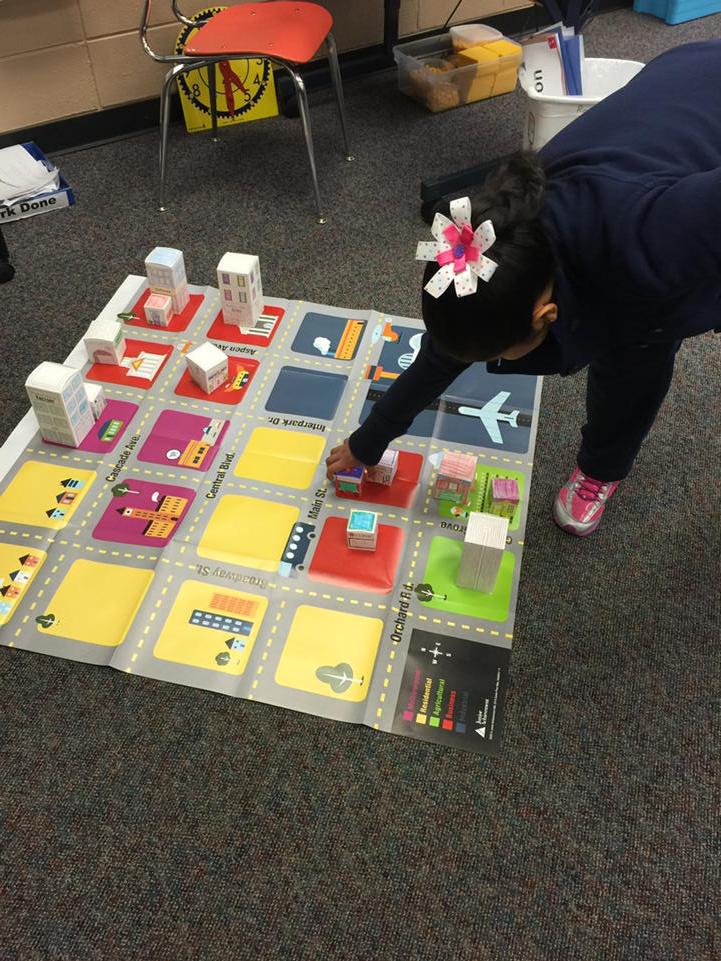 SolerSue's tweet photo. 3rd graders building their own city 😊 #mylincolnlion http://t.co/mKAPL40X6N