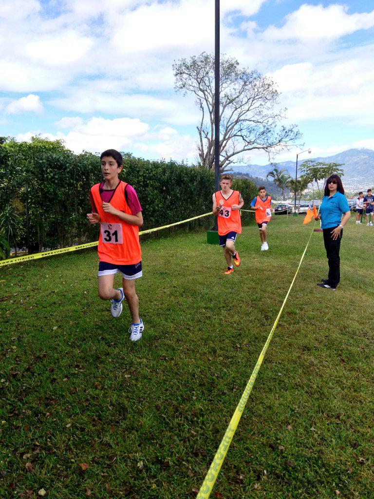 geovacordero's tweet photo. Bajo un caluroso día inicia el campo traviesa masculino en el #InterSek2015  @SEKCosta_Rica http://t.co/ZsOpM23AeU