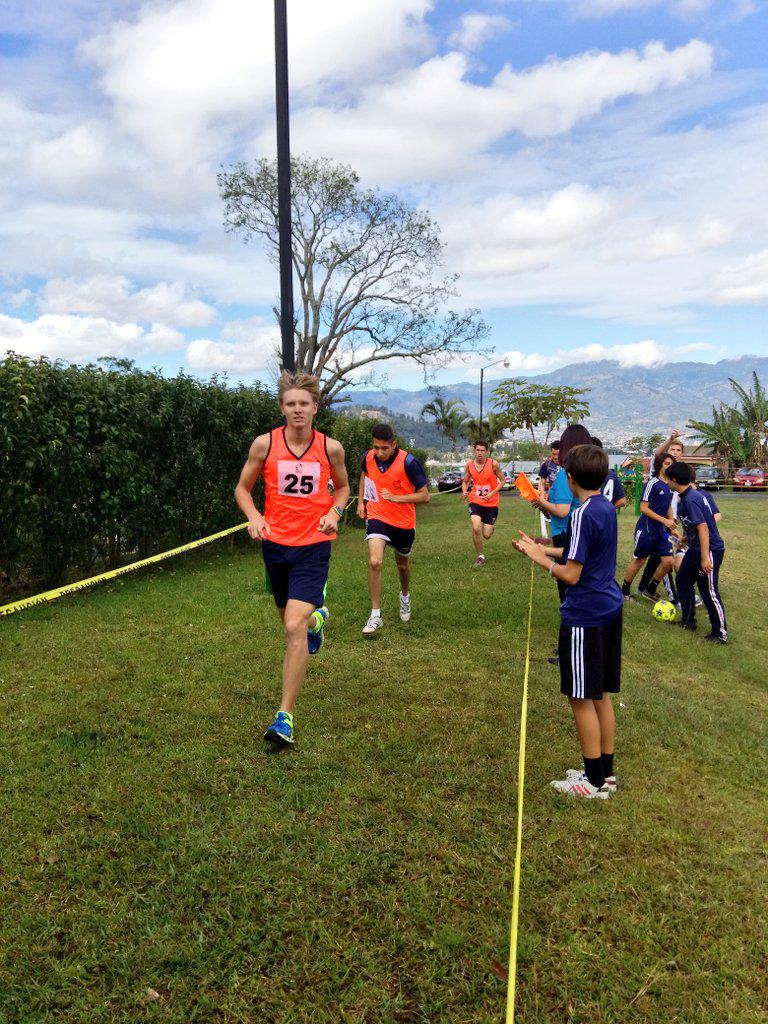 geovacordero's tweet photo. Bajo un caluroso día inicia el campo traviesa masculino en el #InterSek2015  @SEKCosta_Rica http://t.co/ZsOpM23AeU