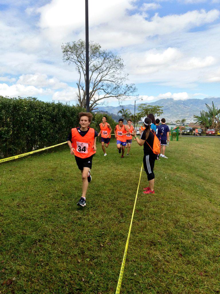 geovacordero's tweet photo. Bajo un caluroso día inicia el campo traviesa masculino en el #InterSek2015  @SEKCosta_Rica http://t.co/ZsOpM23AeU