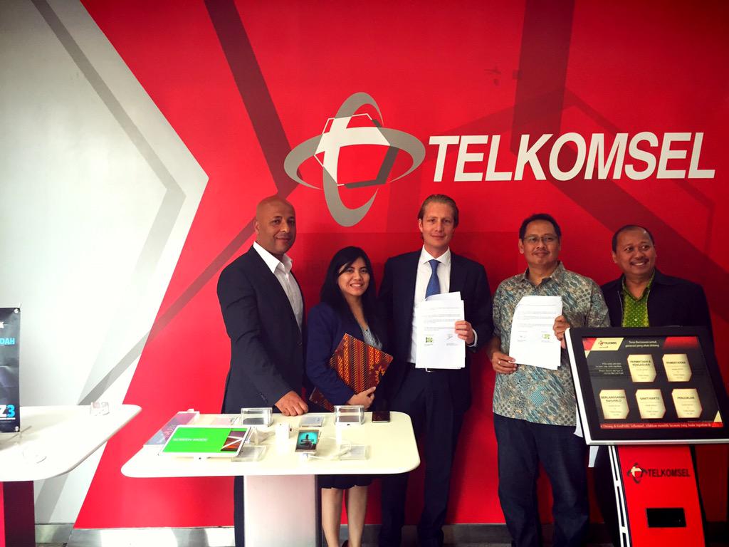 iyutsiahaan's tweet photo. @bhoefman thank you for visiting Telkomsel Indonesia, we're looking forward to working with @TTC_Mobile and teams http://t.co/Vuty0noSzA