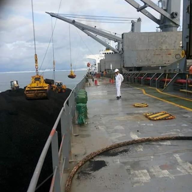 NasdemThacun's tweet photo. Lg kerja batu bara di tengah laut http://t.co/68BGweFAFF