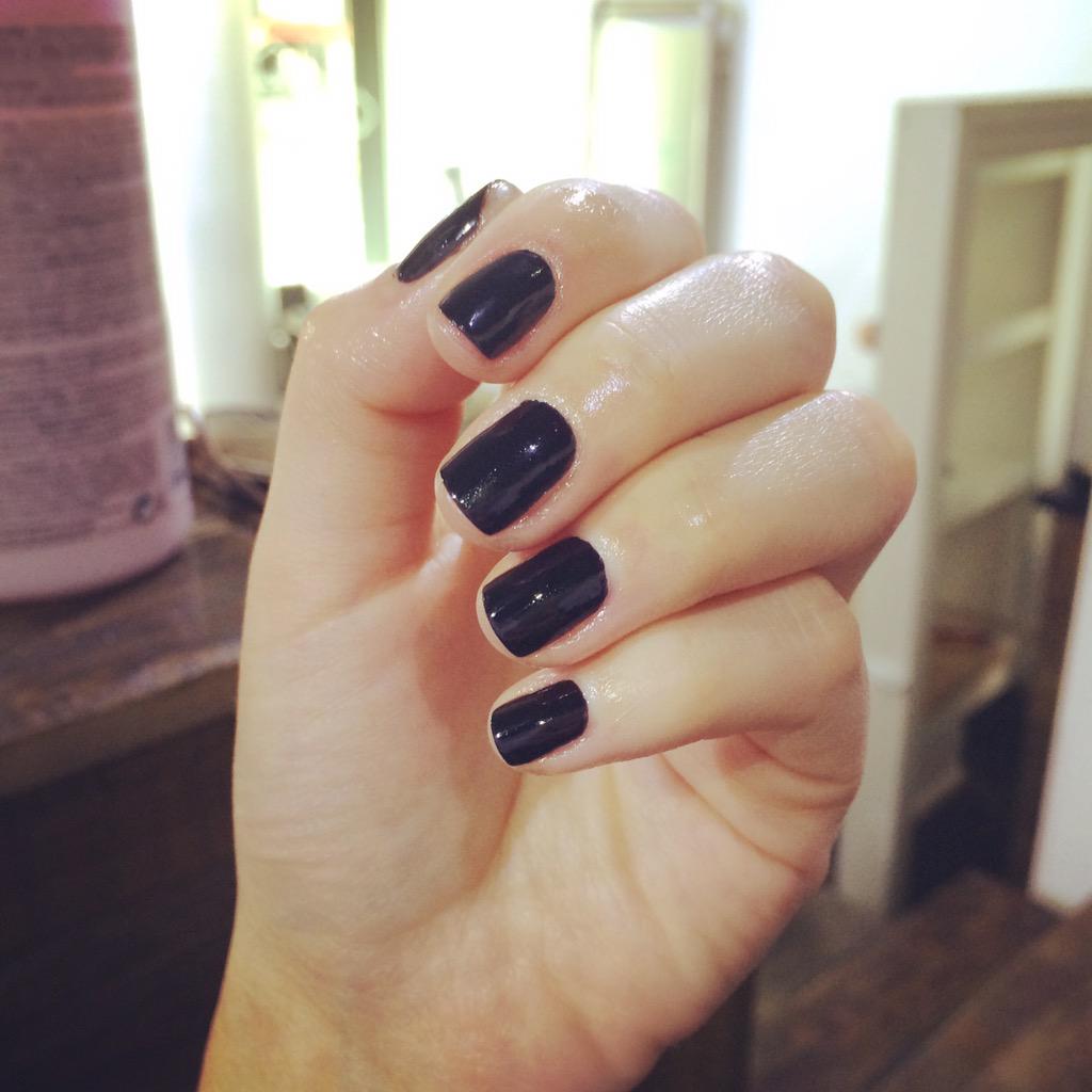 SALOON2ND2's tweet photo. En días como hoy las uñas se usan negras, ven a Saloon2 y disfruta de una manicura para dejar tus manos divinas 💅🏻✨ http://t.co/A3gMDrv0aV