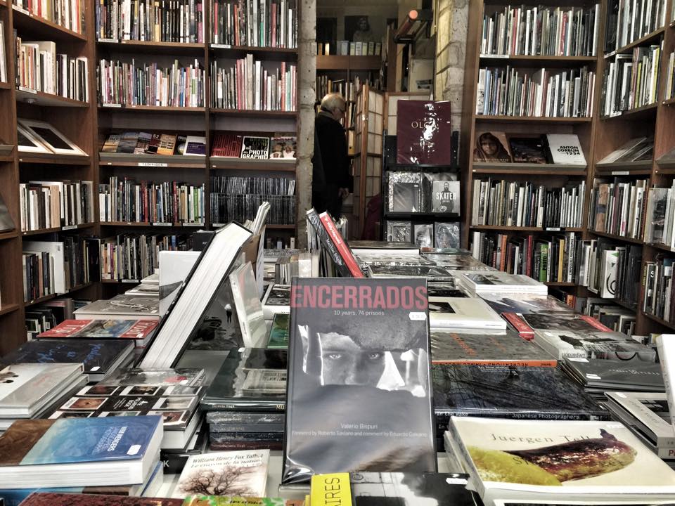 ENCERRADOSlibro's tweet photo. #Encerrados nella splendida libreria di Parigi #ChambreClaire! Domani presentazione  @61Paris http://t.co/wwxAN6LblD http://t.co/wDHiHmeenc