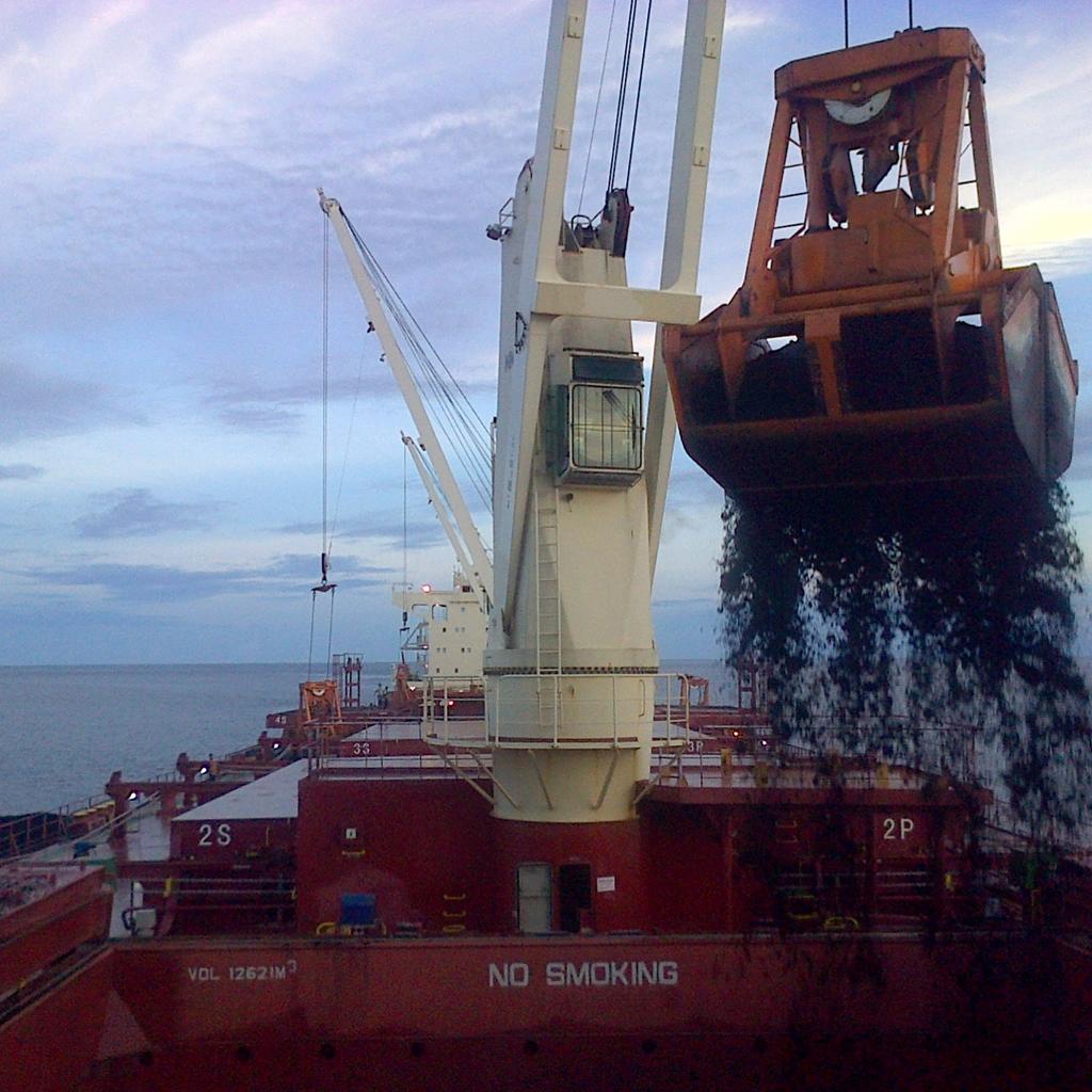 NasdemThacun's tweet photo. Ini lah nasip oprator bara di tengah laut kerja 24jam gantian. hujan ke hujanan panas ke panasan http://t.co/Dz6h5ZOGEn