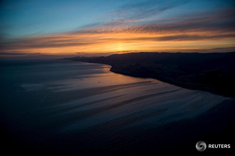 Reuters's tweet image. PHOTOS: Pipeline ruptures along California coastline, spilling some 21,000 gallons of oil. reut.rs/1dkdpy9