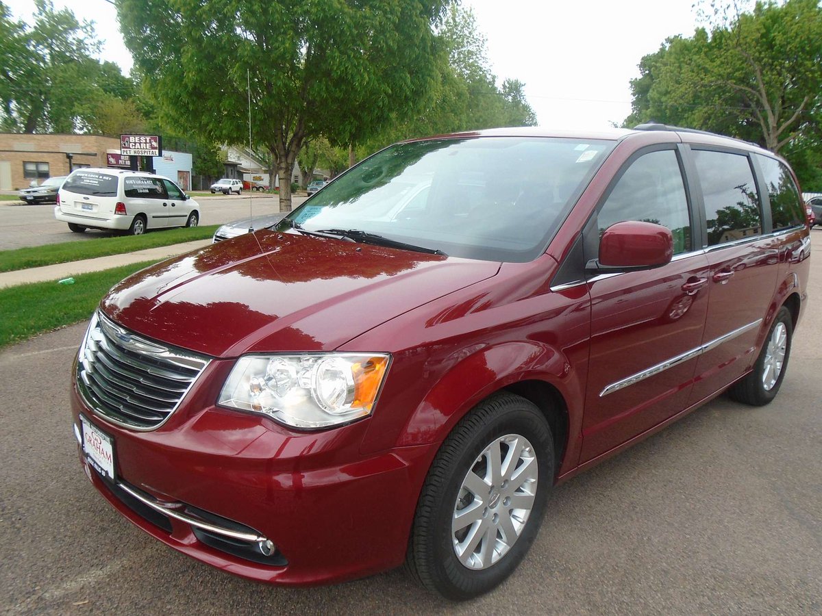 GrahamUsed's tweet image. '14 Town &amp;amp; Country ready to find a new owner today! 40k miles &amp;amp; rear entertainment! Priced @ $20,990!