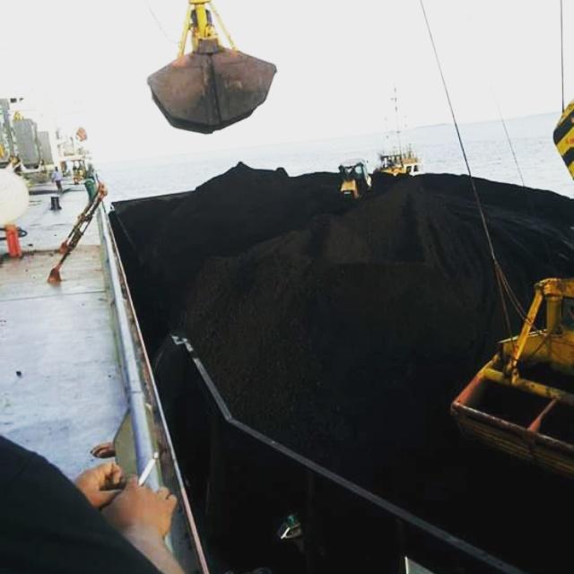 NasdemThacun's tweet photo. Ini lah hasil bumi kaltara batu bara yg akan di expor ke india http://t.co/5bBEG8NADV
