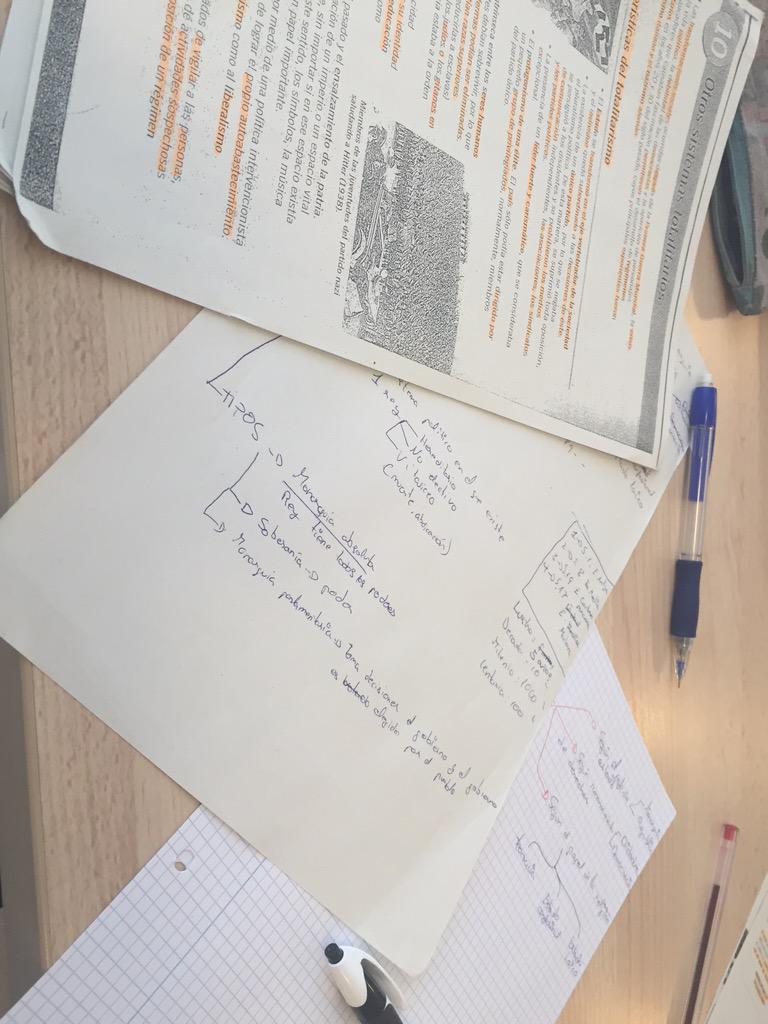 raul_133's tweet photo. Preparando el examen de historia para la semana que viene💪 @irinaagullo http://t.co/uy4axwNEEO