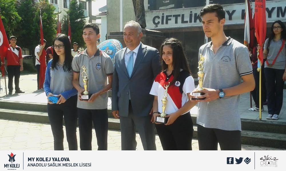 'Gençlik Haftası Liseler Arası Voleybol Turnuvası'nda kız takımımız 3. olarak tamamladı. on.fb.me/1R3CdJ3