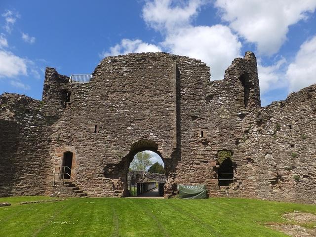 Jetzipops's tweet photo. Last weeks visit to the ruins of White Castle, Wales. Have seen all #thethreecastles now. Gorgeous #blueskies. http://t.co/9UHc97DCtu