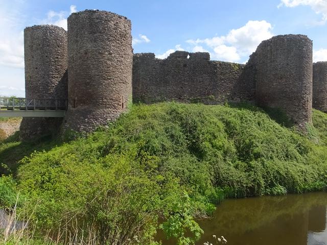 Jetzipops's tweet photo. Last weeks visit to the ruins of White Castle, Wales. Have seen all #thethreecastles now. Gorgeous #blueskies. http://t.co/9UHc97DCtu