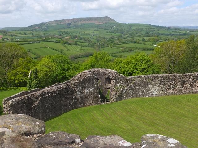 Jetzipops's tweet photo. Last weeks visit to the ruins of White Castle, Wales. Have seen all #thethreecastles now. Gorgeous #blueskies. http://t.co/9UHc97DCtu