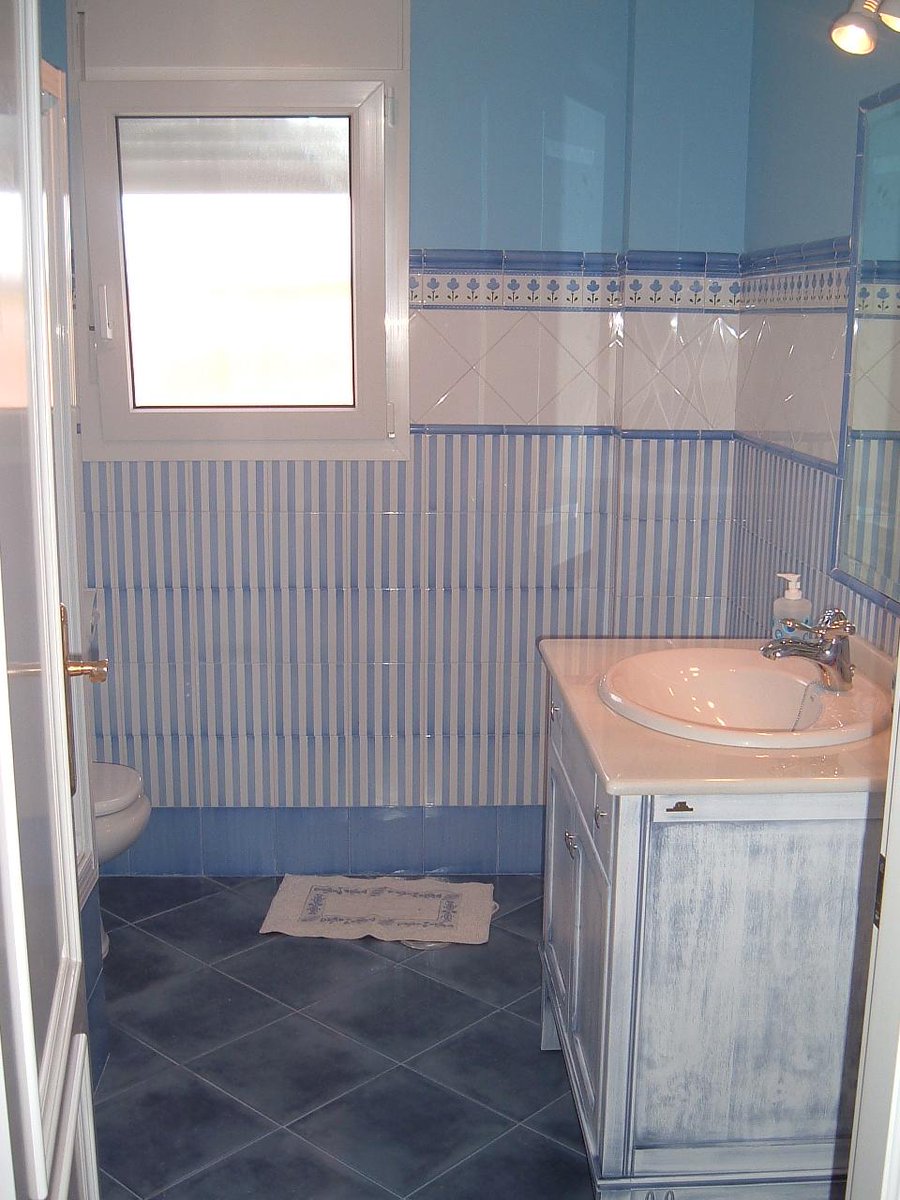 Mamejora's tweet photo. #Baño terminado con #azulejos, sanitarios, mueble auxiliar... todo suministrado por Mamejora. Consúltanos. #Écija http://t.co/FCUjQV6Kug