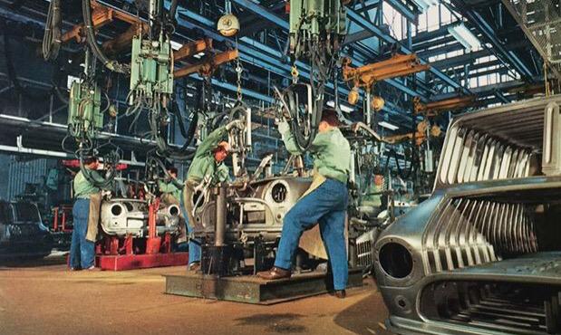 AlecIssigonis's tweet photo. "@lookatmymini: #inoccenti factory assembly line 1966 Milano http://t.co/bqGxcjoOGo" amazing pic