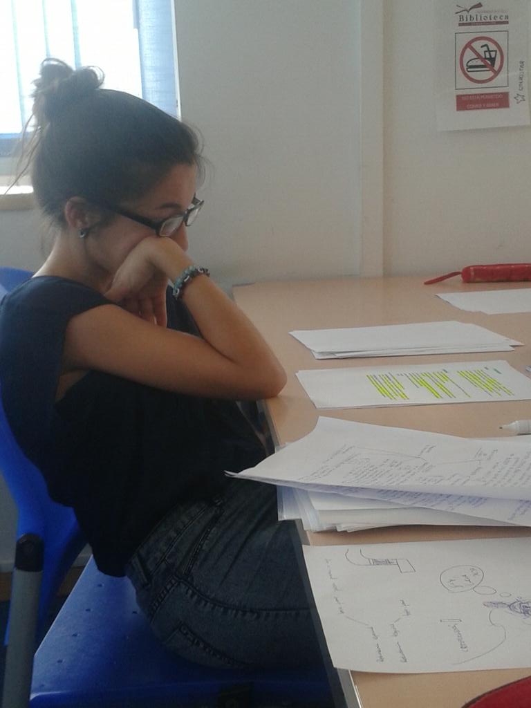 carmenbriblibli's tweet photo. así está el plan en la biblios #stopvicio http://t.co/LjujBNZWLn